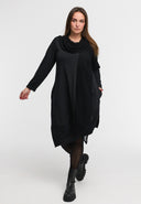 'Lunet' klänning – modern, elegant & med karaktärsstark design